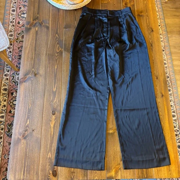 New with Tags Abercrombie & Fitch Sloan Tailored
Pant Satin in Black Size 8 - Picture 2 of 11